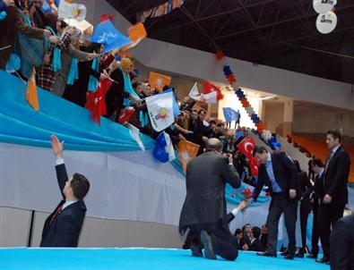 Başbakan Davutoğlu'na üç dilli karşılama