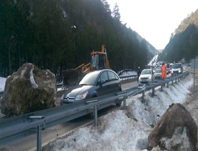 Karayoluna Dev Kaya Parçaları Düştü