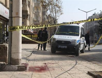 Eşinin Yanından Geçen Şahsı Bıçaklayıp Yoluna Devam Etti