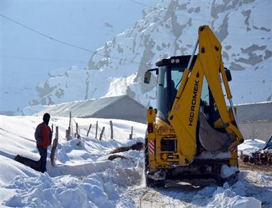 Büyükçiftlik Beldesinde Karla Mücadele Çalışması