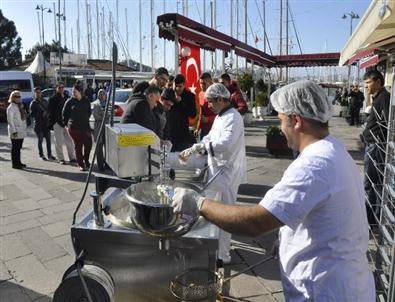 Bodrum Çarşı Grubu Asi Tayfa Lokma Dağıttı