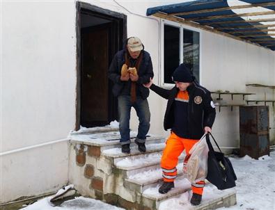 Karda Mahsur Kalan 2 Kişi Kurtarıldı