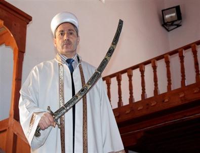 555 Yıldır Hutbe Kılıçla Okunuyor