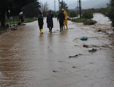 Arsuz’da Şiddetli Yağış Hayatı Felç Etti, Bazı Mahalleler Sular Altında Kaldı
