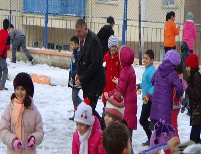 Yozgat’ta Kar Yağışına En Çok Çocuklar Sevindi