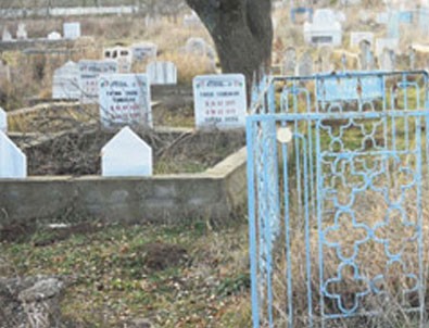 Mezarlığa haciz koydular