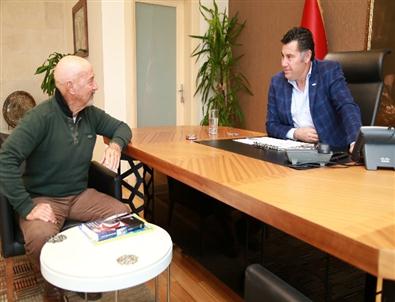 Tanıl Tuncel, Başkan Kocadon’a Kitabını Hediye Etti