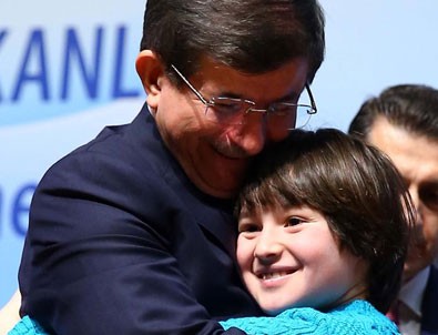 Başbakan Davutoğlu'nu alnından öptü
