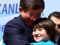 Başbakan Davutoğlu'nu alnından öptü