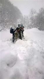 JANDARMA ALAY KOMUTANLIĞI - Dağda Mahsur Kalan Üç İşçi Kurtarıldı