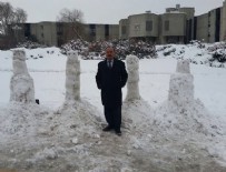 KARDAN ADAM - Oktay Vural'dan Meclis bahçesine kardan adam