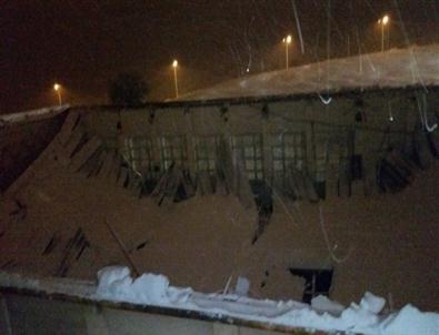 Okulun Kapalı Spor Salonu Çatısı Çöktü