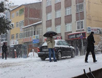 Suşehri’nde Kar Yağışı Etkili Oluyor