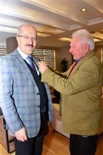 PLEVNE MAHALLESI - Akçay'dan Başkan'a Olimpiyat Rozeti