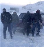 KRİZ MERKEZİ - Erzurum’da Kar ve Tipi Nedeniyle Kapanan Yollarda Mahsur Kalan 45 Hasta Kurtarıldı