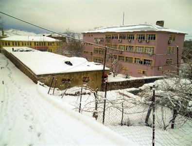 Gerger'de Kar Yağışı Etkili Oluyor