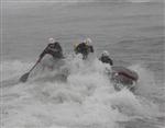 RİZE BELEDİYESİ - Kar Yağışı ve Fırtınaya Aldırış Etmeden Denizde Rafting Yaptılar