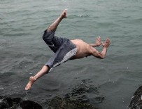 SARAYBURNU - Sarayburnu Fatihleri buz gibi havada deniz keyfi yaptı