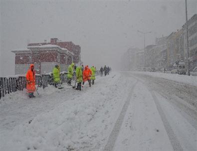 Trabzon Şehir Merkezinde Karla Mücadele Çalışmaları Sürüyor
