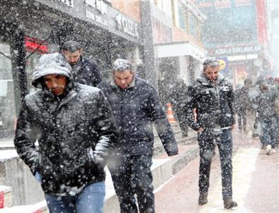 Van’da Uçak Seferleri İptal Edildi