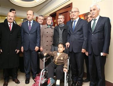 Başbakan’dan Felçli Çocuğa Anlamlı Hediye