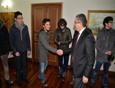 Bolu Valisi, 'Kartopu Oynayalım' Tweeti Atan Öğrencileri Ağırladı