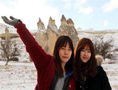 Uzak Doğulu Turistlerin Kapadokya'da Kartopu Keyfi