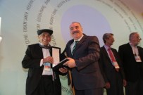 Hayri Dev'e Büyük Onur