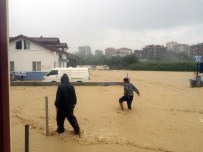 İŞÇİ SERVİSİ - İşçileri Taşıyan Minibüs Sel Sularının Ortasında Kaldı
