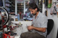 MEHMET KARATAŞ - Ucuz Ayakkabı Satışı Yüzünden Ayakkabı Tamircileri İş Yapamıyor