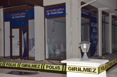 AK Parti Afişlerinin Olduğu Dükkana Saldırı