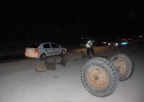 BEŞPıNAR - Otomobil Traktöre Arkadan Çarptı Açıklaması 3 Yaralı