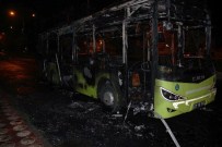 BELEDIYE OTOBÜSÜ - Vandallar yolcu dolu otobüsü yaktı