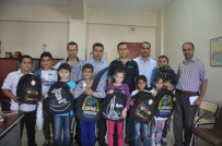 BESLENME ÇANTASI - İkbal-Der, Yetim Ve Fakir Öğrencilere Kırtasiye Yardımı Yaptı