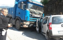 FATİH ŞAHİN - Kamyonla Kamyonet Çarpıştı Açıklaması 1 Yaralı