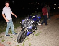 Motosiklet İle Kamyonet Çarpıştı Açıklaması 2 Yaralı