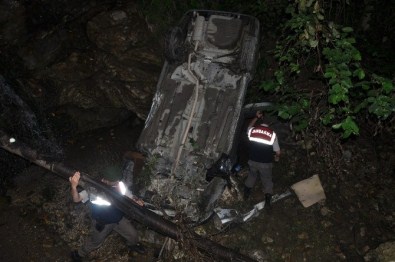 Otomobil dereye uçtu açıklaması 4 yaralı