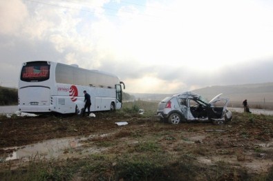 Yolcu Otobüsü Otomobille Çarpıştı Açıklaması 1 Ölü