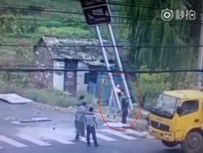 YÖN TABELASI - Yön Tabelası Gerilim Hattına Değdi Açıklaması 3 Ölü !