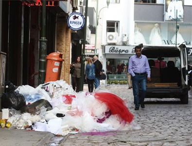 İzmir'de çöp yığınları oluştu