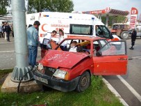 Turhal'da Trafik Kazası Açıklaması 3 Yaralı