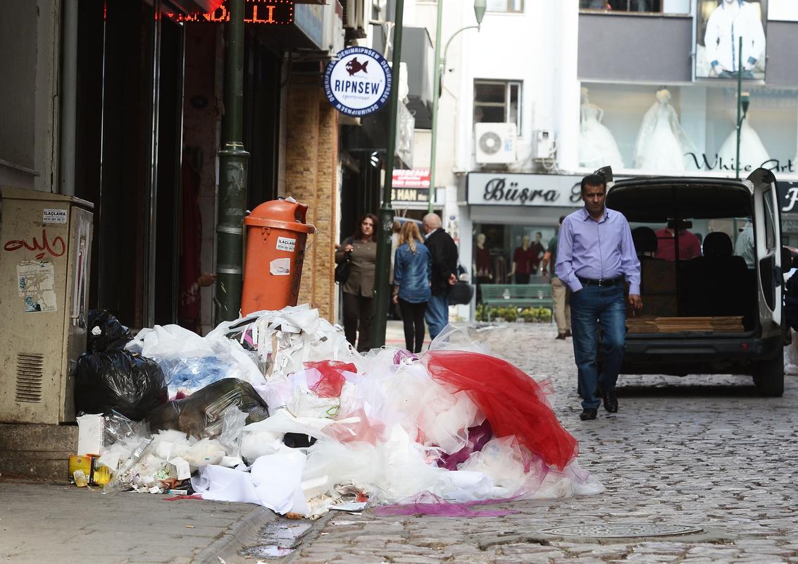 İzmir'de çöp yığınları oluştu