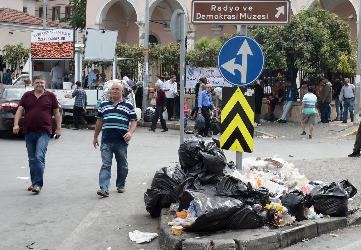 İzmir'de çöp yığınları oluştu