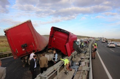 Devrilen Tır İstanbul-Tekirdağ Karayolunu Ulaşıma Kapattı