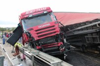 Devrilen TIR Yolu Ulaşıma Kapattı