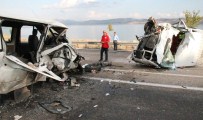 AMBULANS HELİKOPTER - Elazığ'da Minibüsler Çarpıştı Açıklaması 1 Ölü, 6 Yaralı