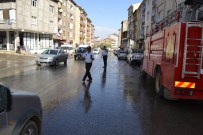 SELIMIYE CAMII - Muş Belediyesi'nden Yol Yıkama Çalışması
