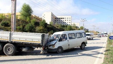Kastamonu'da Tır İle Minibüs Çarpıştı Açıklaması 1 Yaralı