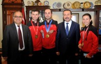 DIPLOMASı - Ödüllü Topluluk Ve Milli Sporculardan Rektör Gökbel'e Ziyaret