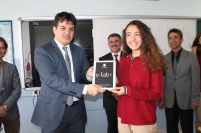 Öğrencilere Tablet Bilgisayar Dağıtıldı